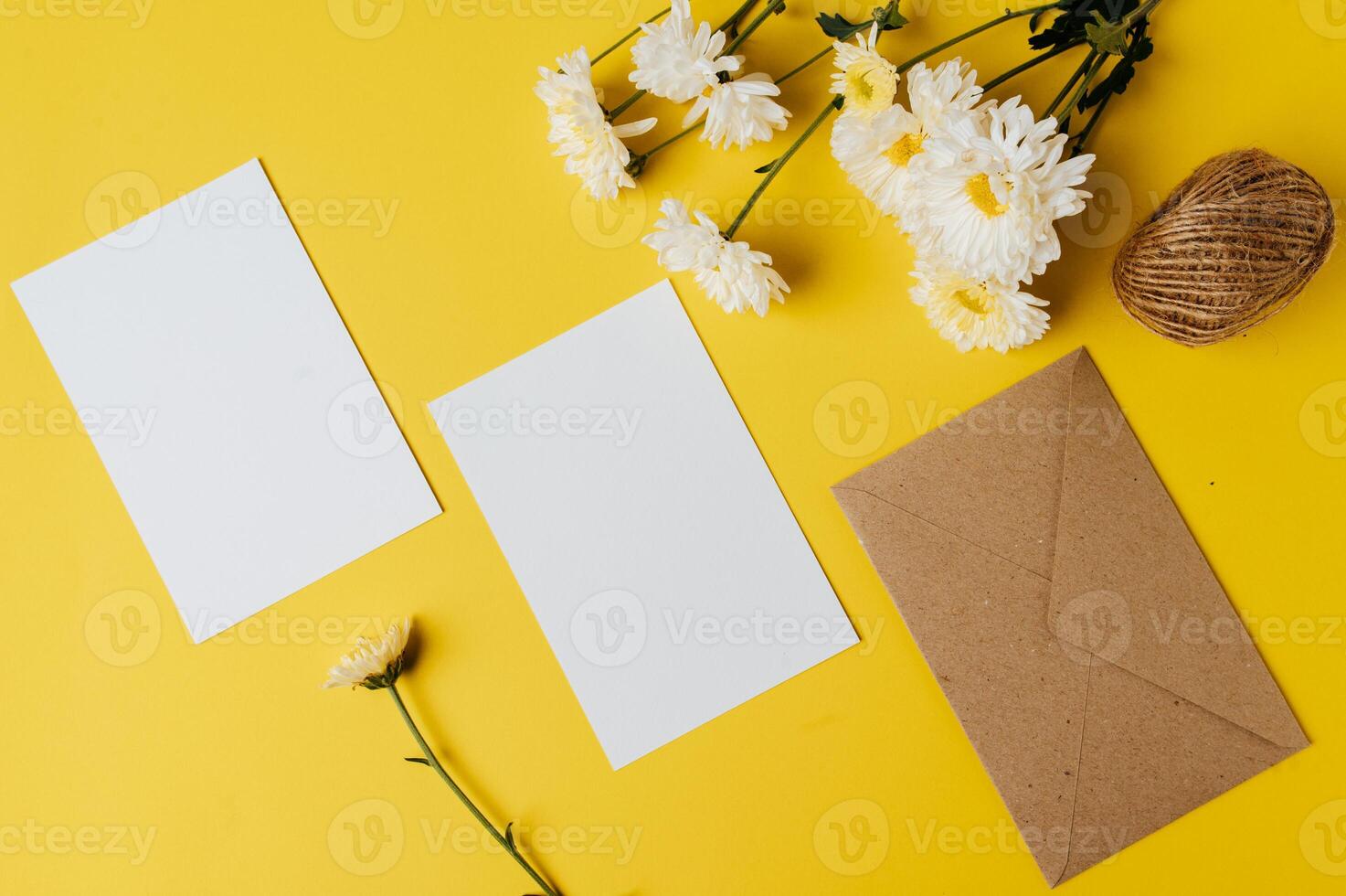 bovenste envelop geel achtergrond versierd met bloemen foto