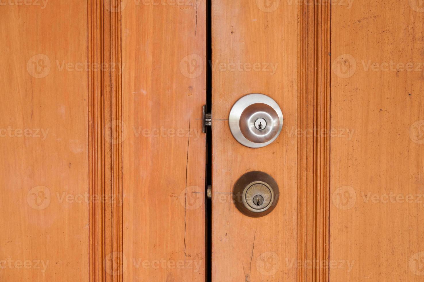 metaal knop Aan houten deur foto