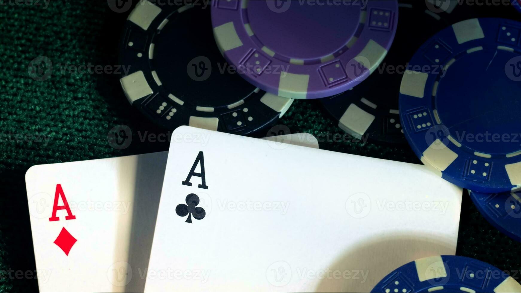 spel het gokken gereedschap geld poker chips en poker kaarten foto