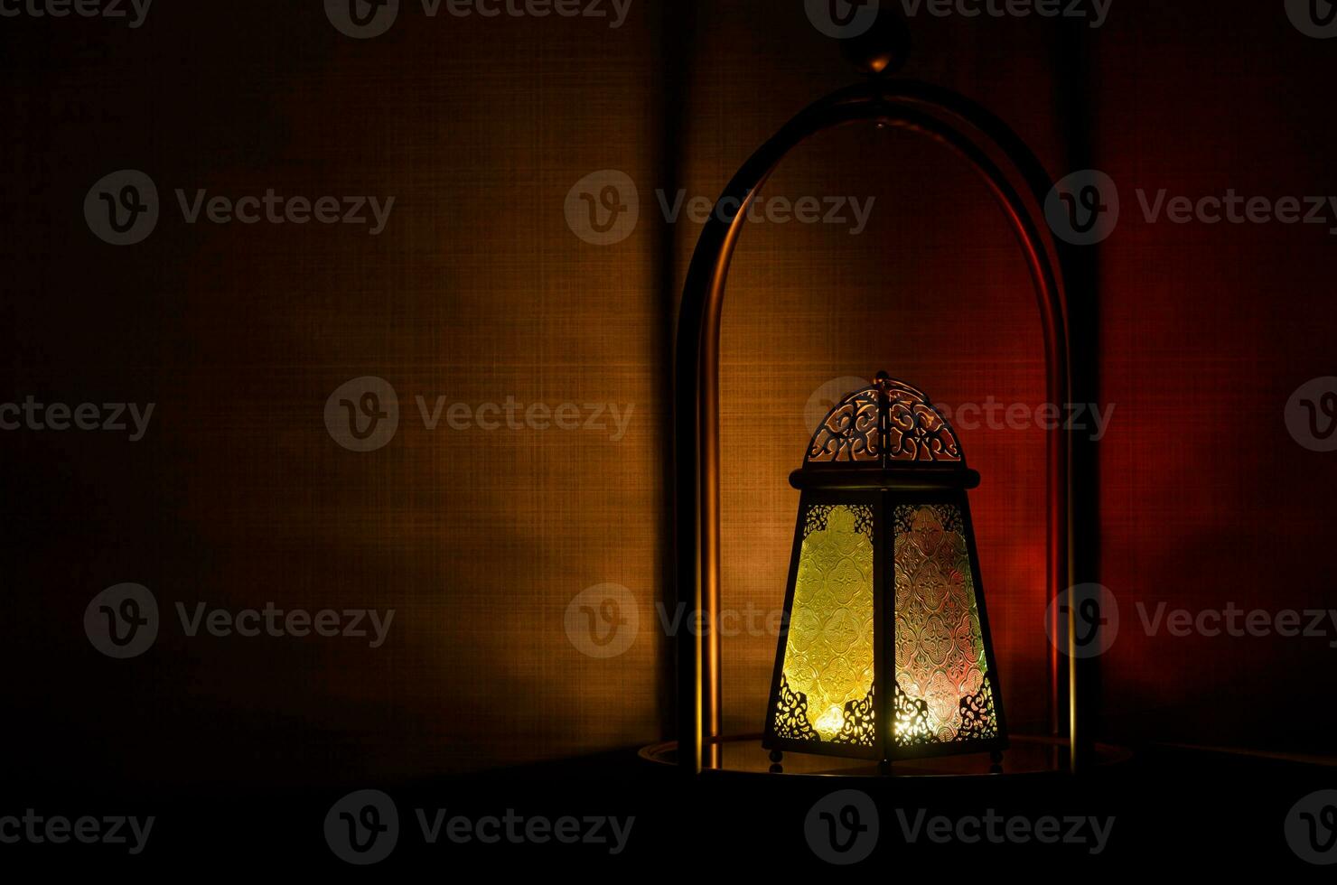 lantaarn zet Aan tafel met donker achtergrond voor de moslim feest van de heilig maand van Ramadan kareem. foto
