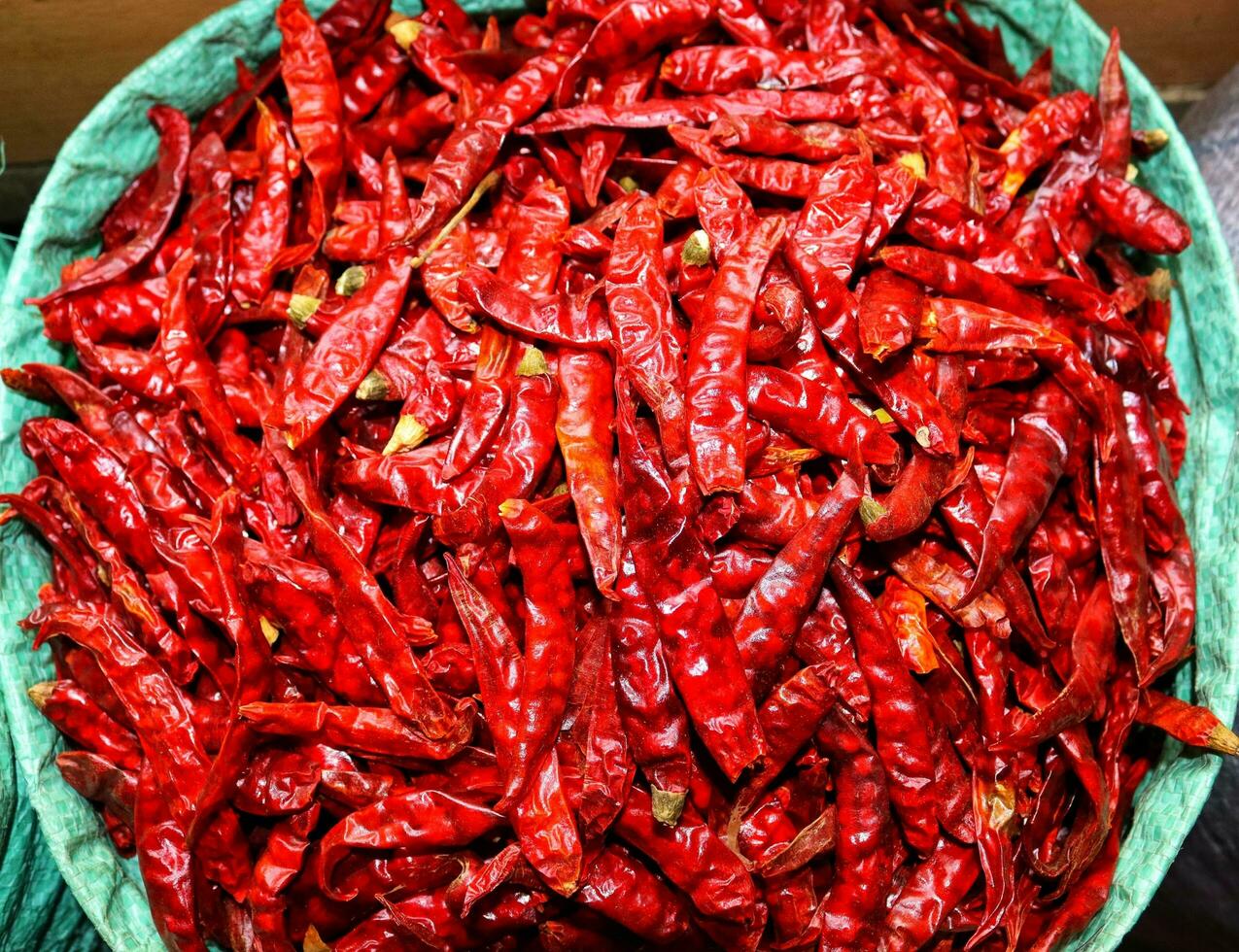 droog rood chili in mand foto