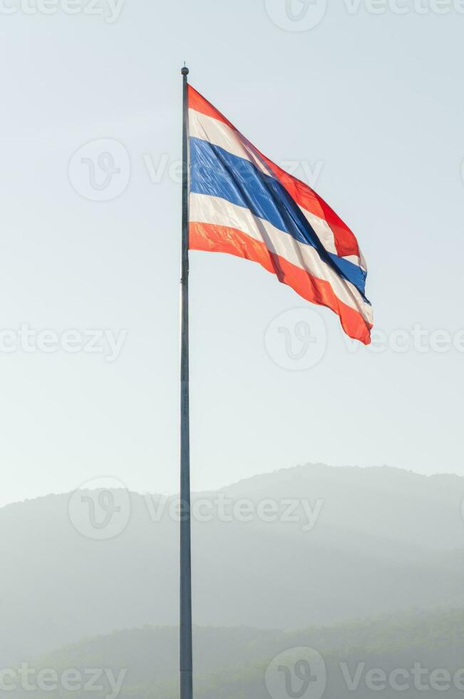 Thailand vlag Aan top van de pool in een winderig dag schemer foto