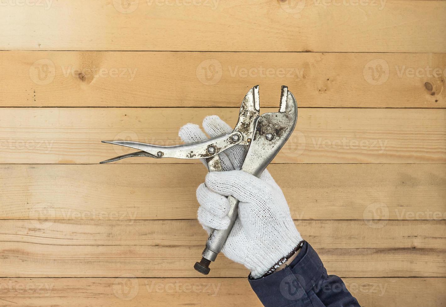 hand in handschoen met verstelbare sleutel foto