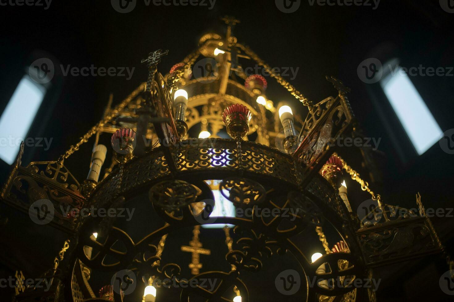 gouden kroonluchter in tempel. interieur van kerk. mooi voorwerp. foto