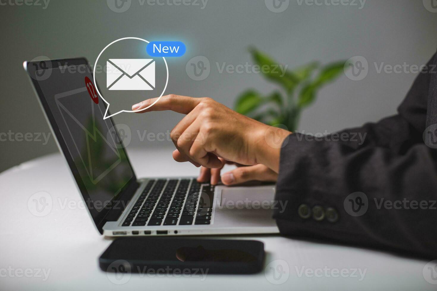 e-mail alarm Aan laptop, zakenman Bezig met verzenden e-mails of digitaal nieuwsbrieven van huis naar communicatie verbinding bericht in globaal werkplek. foto