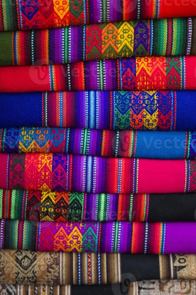 kleurrijke traditionele Peruaanse stoffen op de markt foto