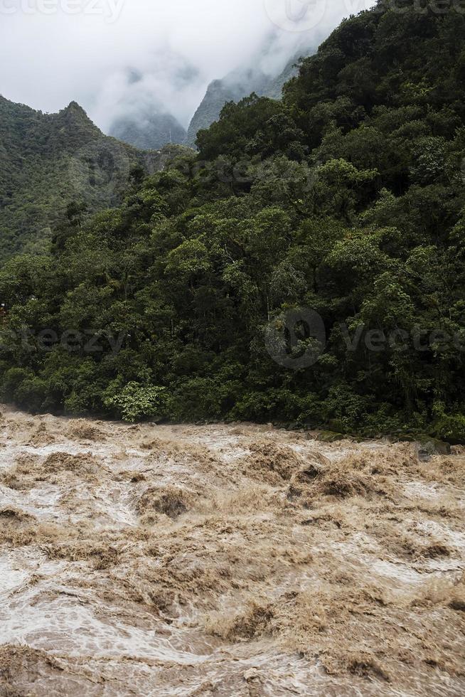 urubamba rivier in peru foto