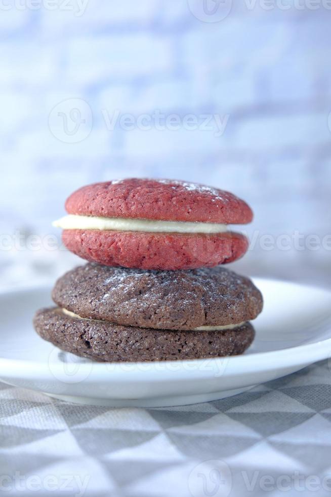 twee koekjes op een bord foto