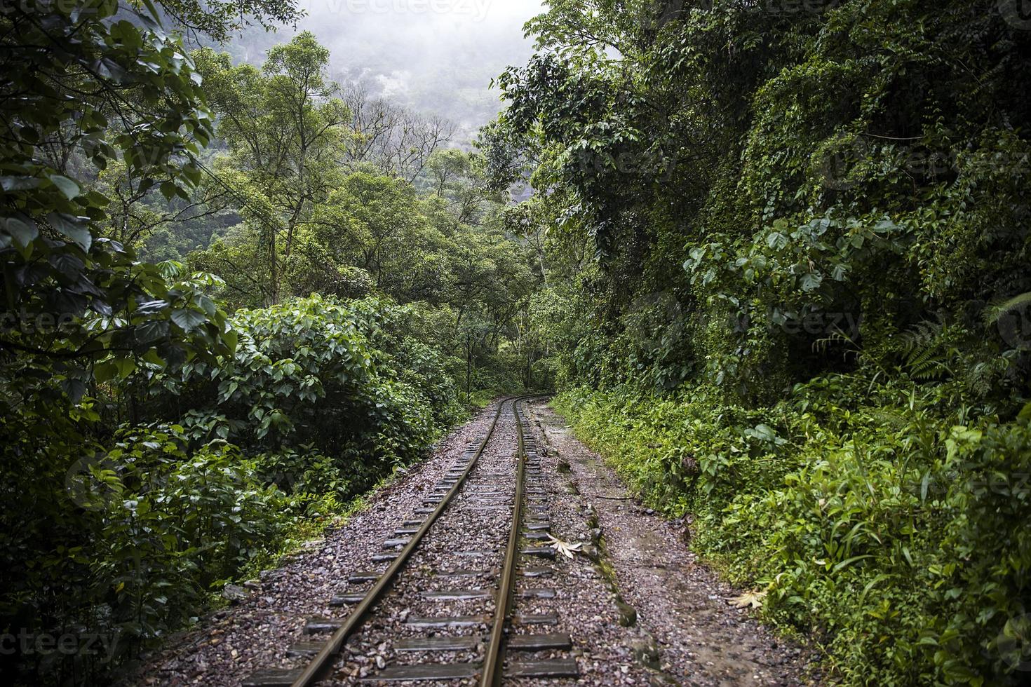 spoorweg bij aguas calientes in peru foto