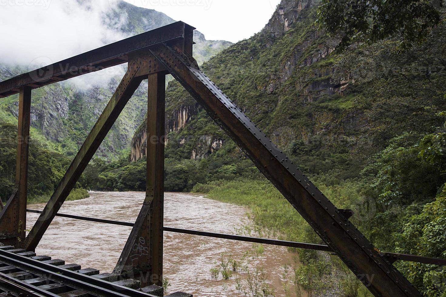 close-up van de brug over de urubamba-rivier in peru foto