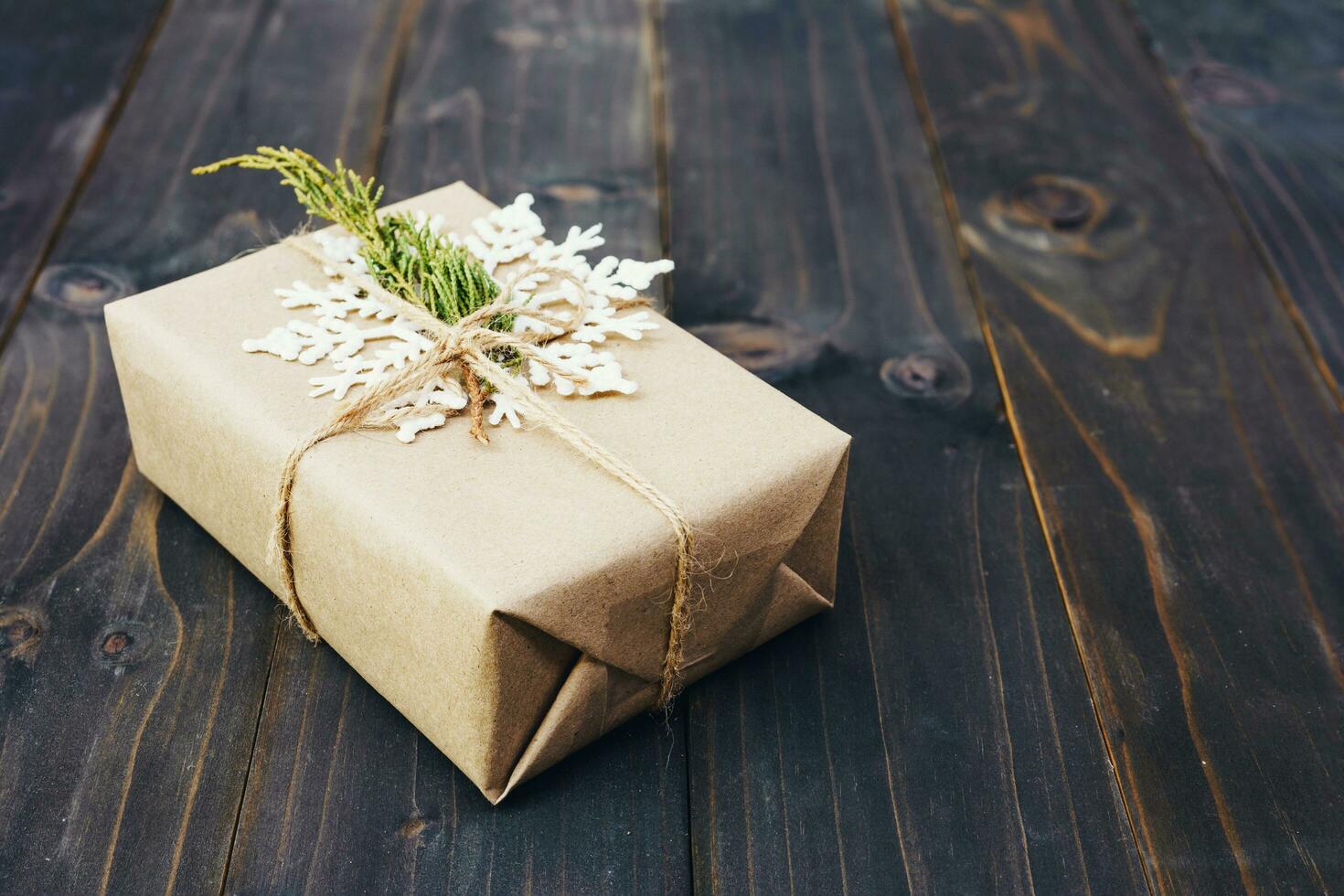 Kerstmis geschenk doos geplaatst en wit sneeuwvlokken Aan houten planken met ruimte. foto