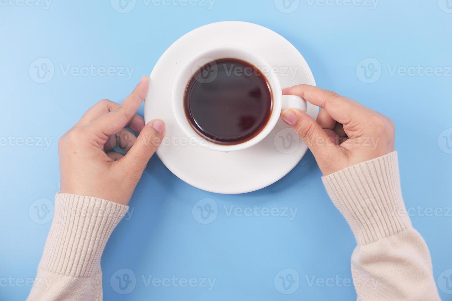 cop van zwarte koffie op blauwe achtergrond foto