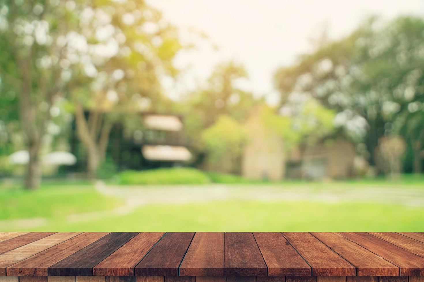 abstract wazig tuin en groen blad met houten tafel teller achtergrond voor tonen , promoten ,ontwerp Aan Scherm concept foto