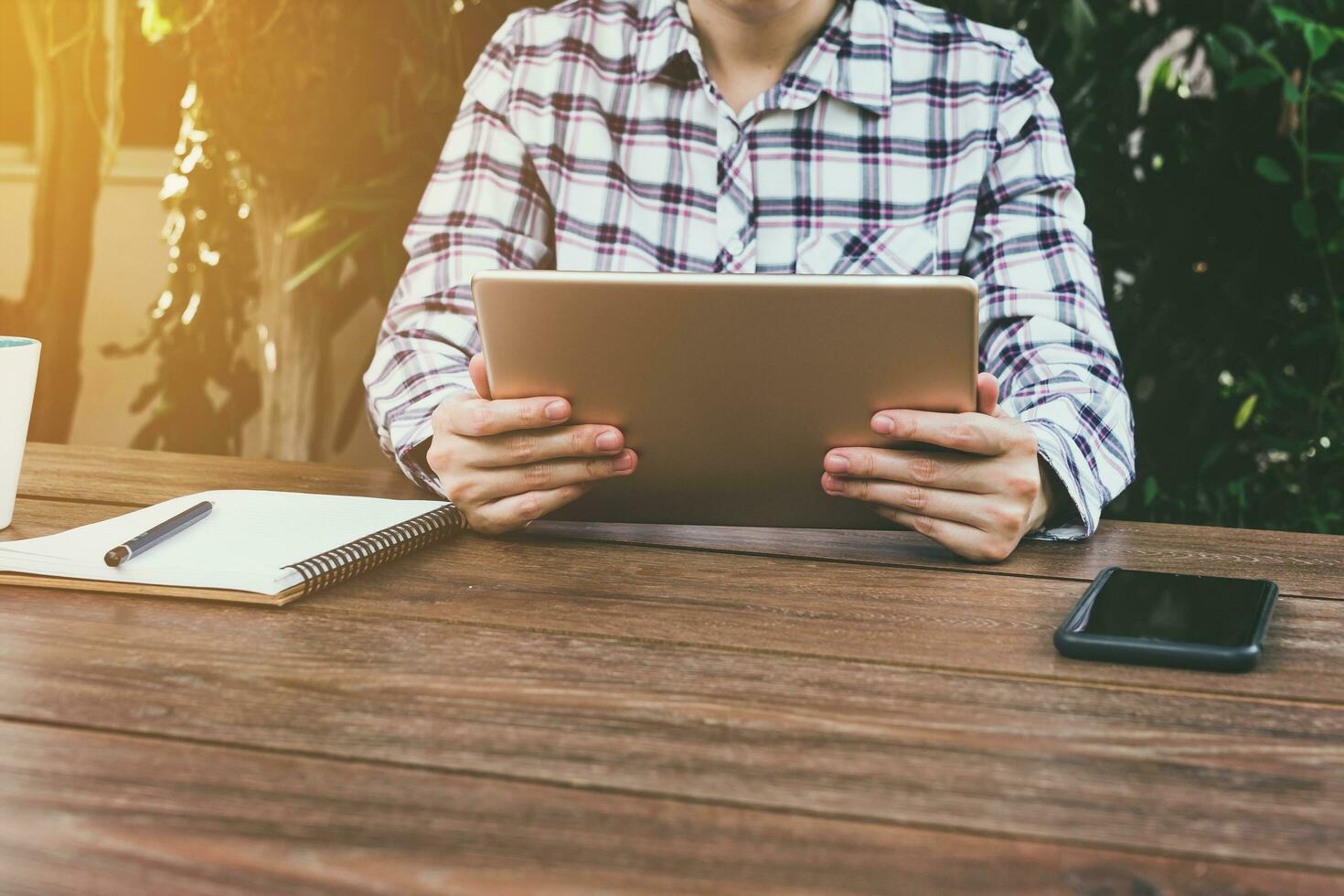 Azië vrouw gebruik makend van tablet Aan tafel in koffie winkel. wijnoogst afgezwakt. foto