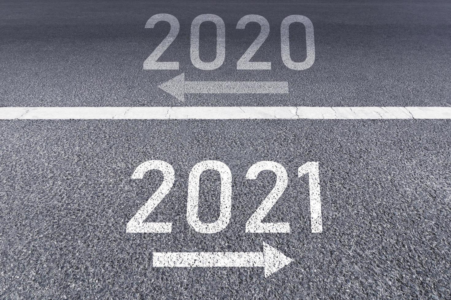 het nummer 2020 en 2021 op de weg geschreven foto