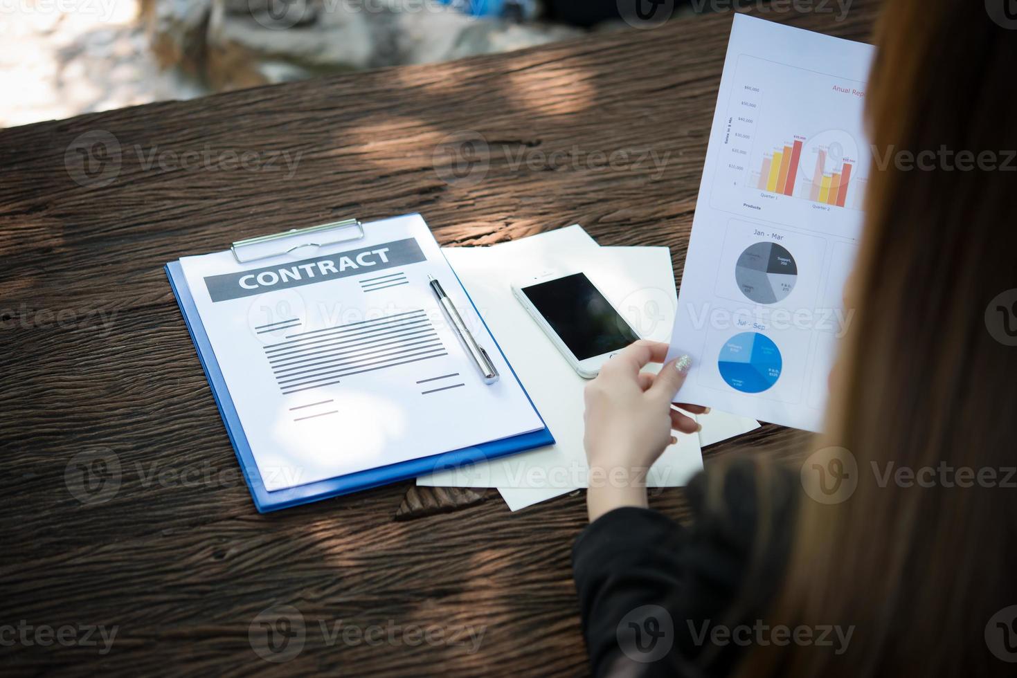 zakenvrouw werken met documenten en grafieken foto