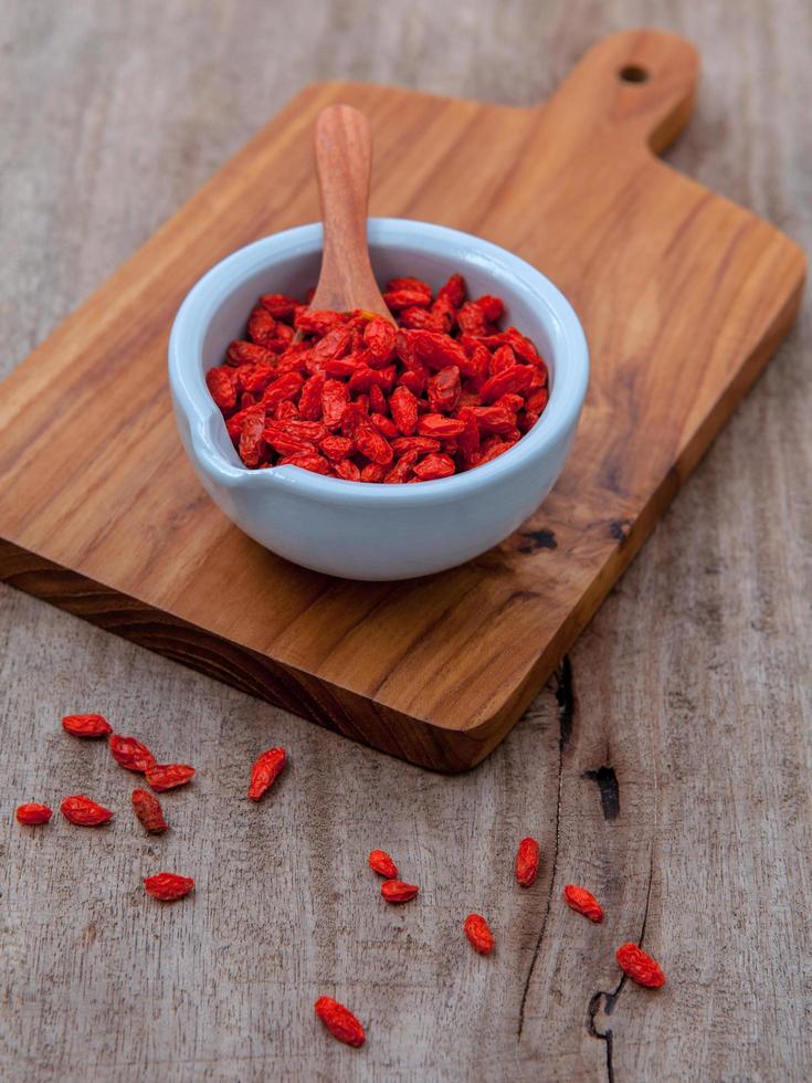 tibetaanse goji-bessen op een snijplank foto