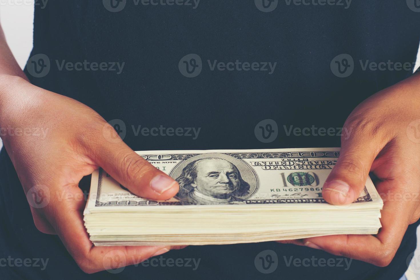 close-up van vrouw hand met geld geïsoleerd op een witte achtergrond foto