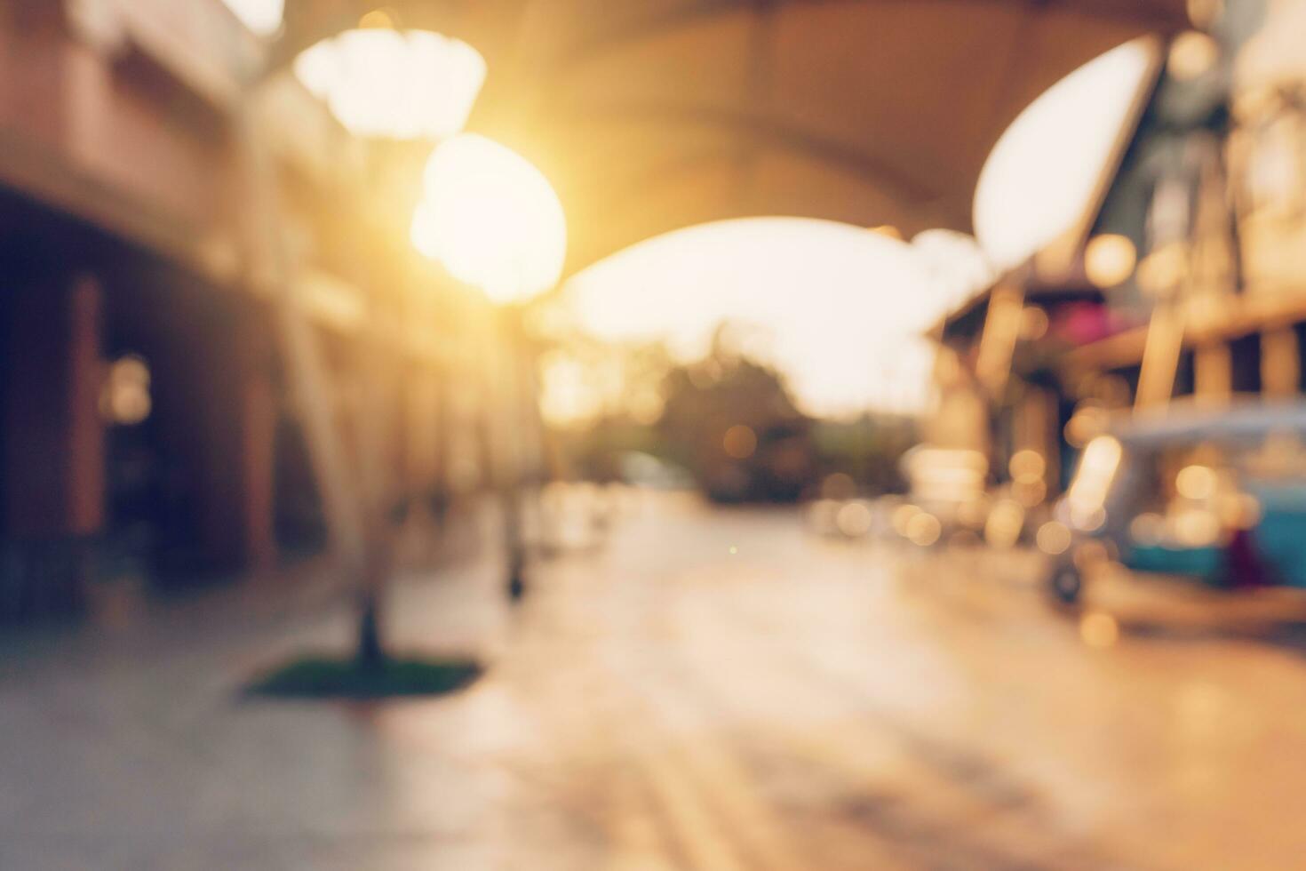 wijnoogst toon wazig onscherp dag van menigte mensen in wandelen straat festival en boodschappen doen winkelcentrum. foto