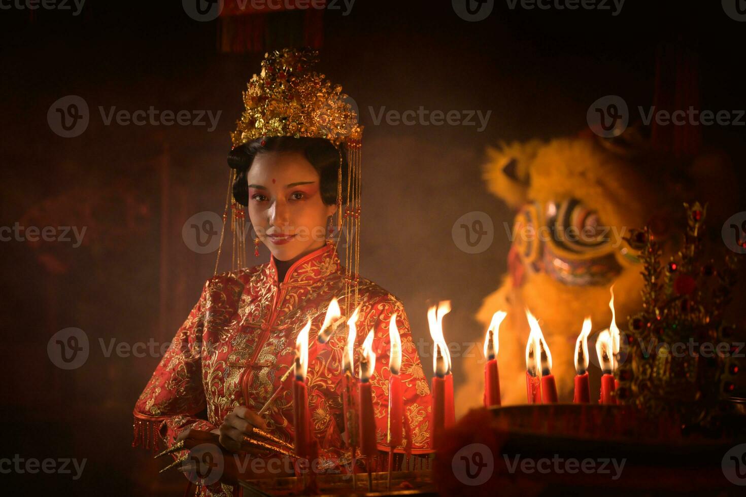 Chinese vrouw maken wensen, bidden, en licht kaarsen. Aan de gelegenheid van de jaar- Chinese nieuw jaar festival, in een vereerd altaar of tempel foto