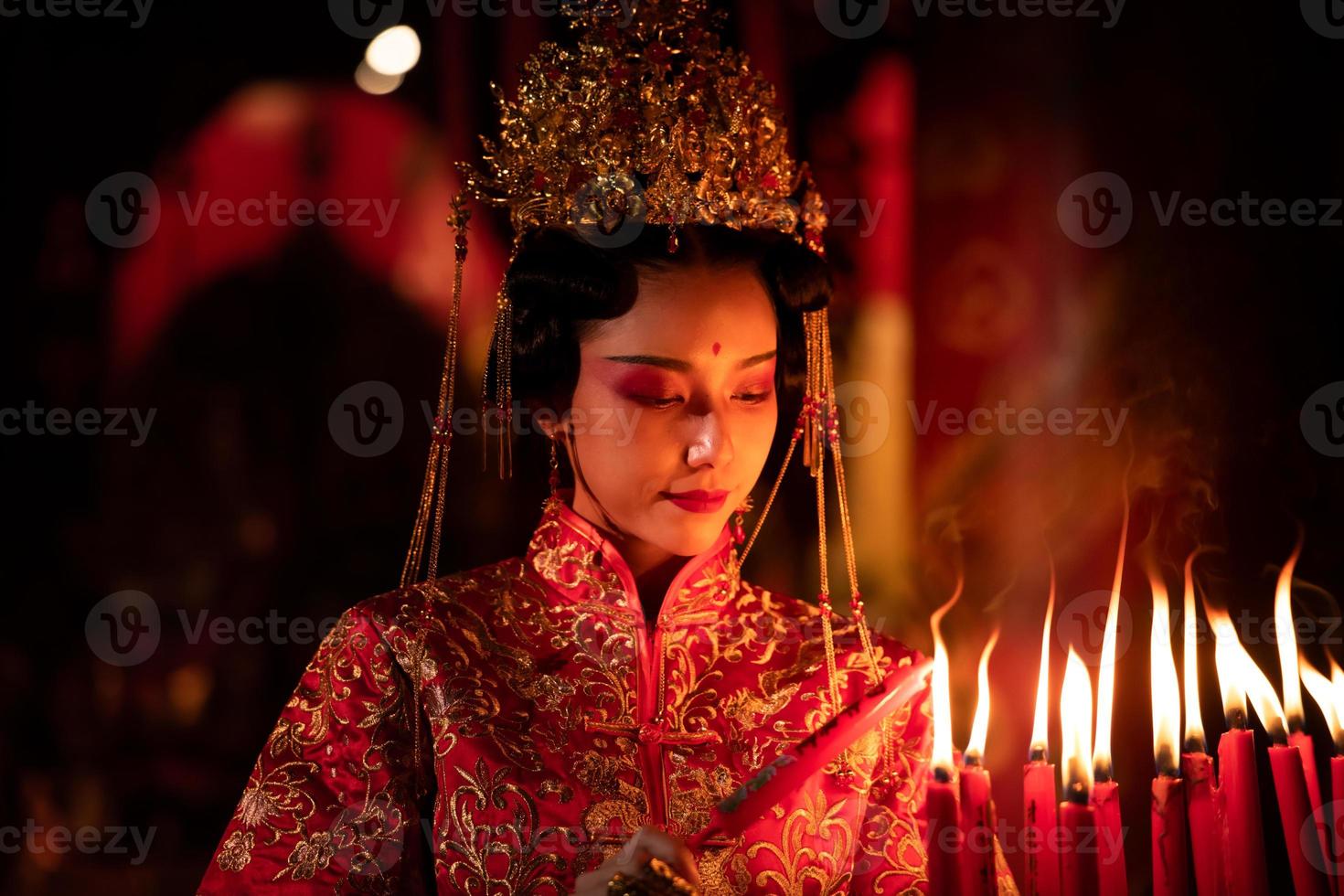 Chinese vrouw maken wensen, bidden, en licht kaarsen. Aan de gelegenheid van de jaar- Chinese nieuw jaar festival, in een vereerd altaar of tempel foto