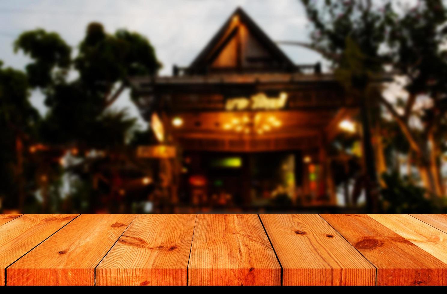 perspectief houten bord over- wazig restaurant foto