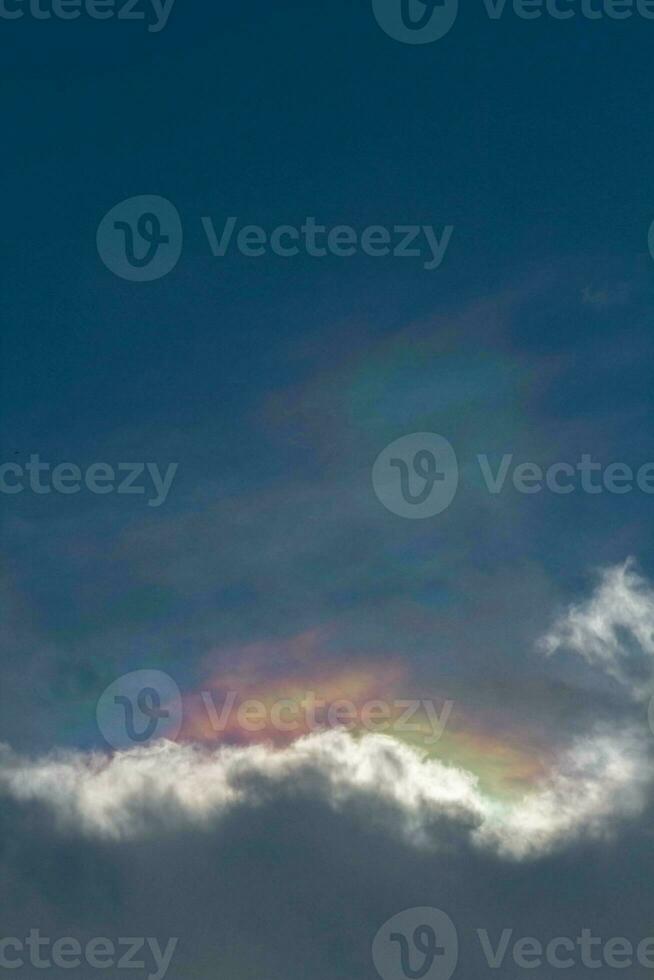 veel mooi regenboog wolken zijn gevormd na zwaar regent en natuurlijk onweersbuien en zijn een natuurlijk fenomeen in de mooi lucht. foto