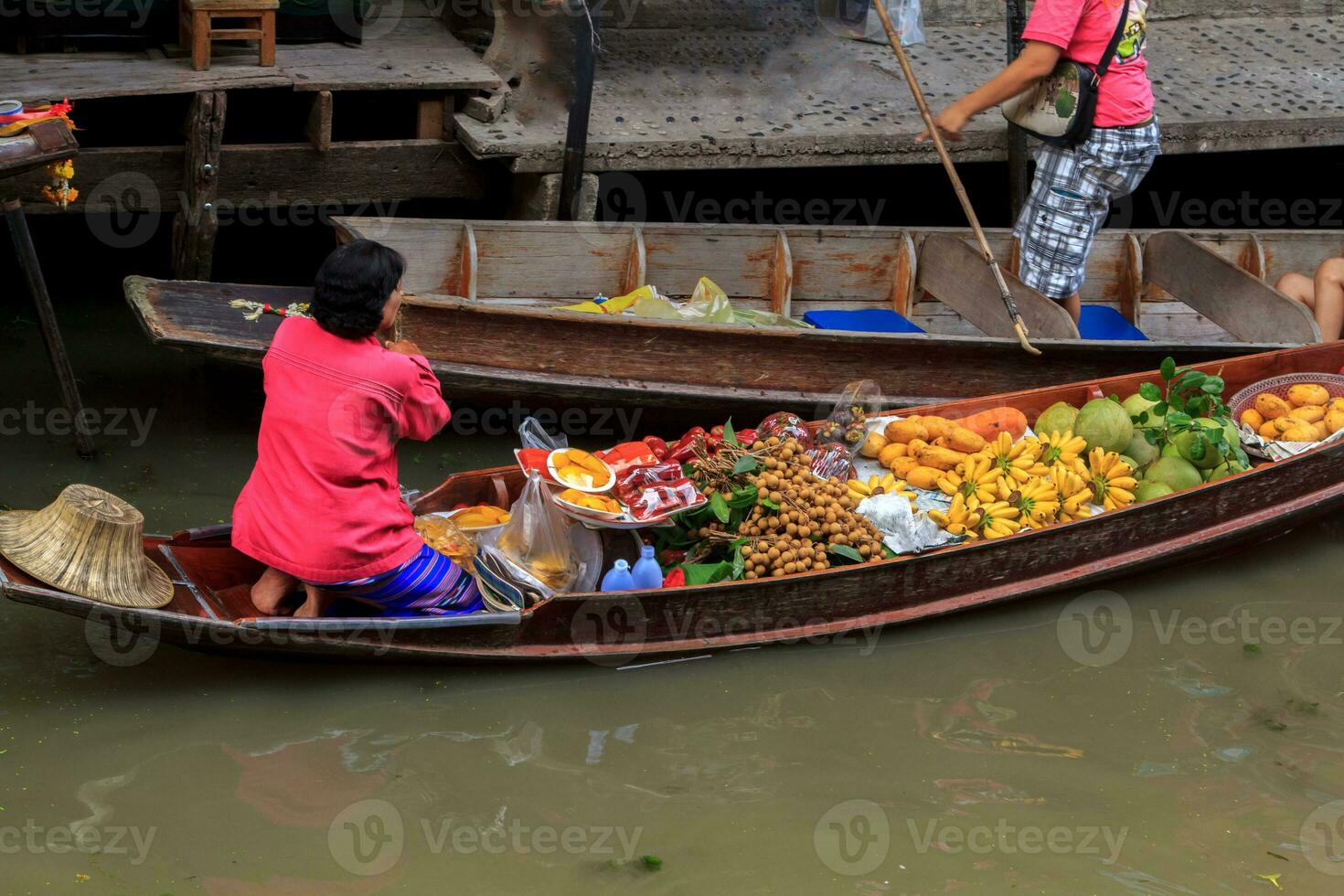 boten verkoop divers soorten van fruit Bij damnoen saduak drijvend markt zijn een populair toerist bestemming dat Europeanen en Chinese Leuk vinden naar reizen met de traditioneel manier van leven van de dorpelingen. foto