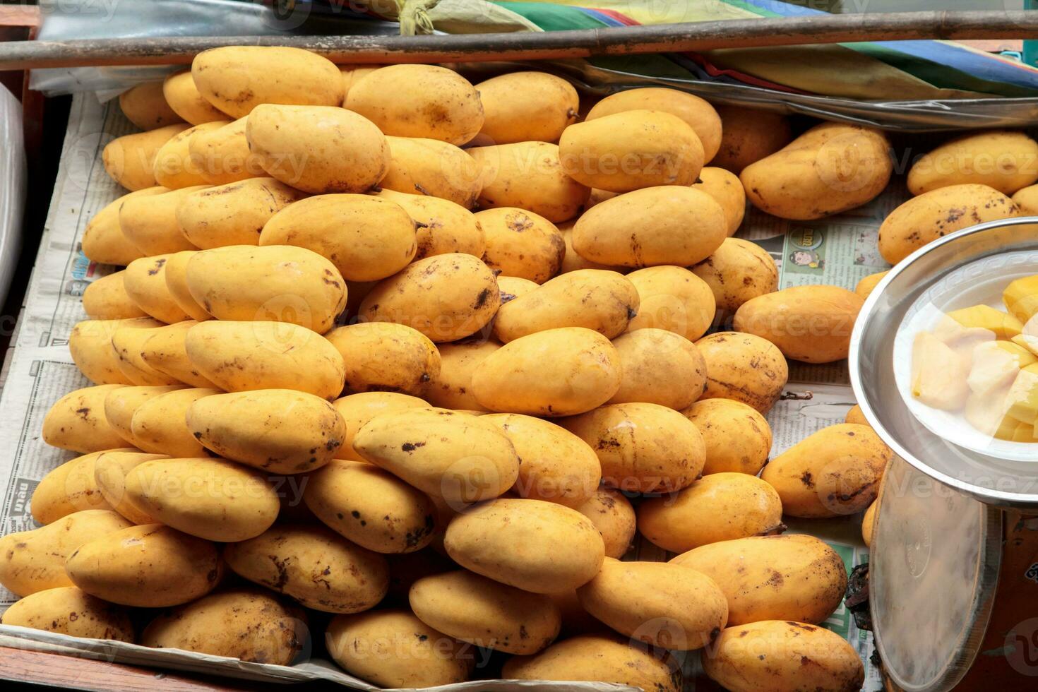 boten verkoop fruit - rijp mango - in damnoen saduak drijvend markt is een populair toerist bestemming dat Europeanen en Chinese Leuk vinden naar reizen met de traditioneel manier van leven van de dorpelingen. foto