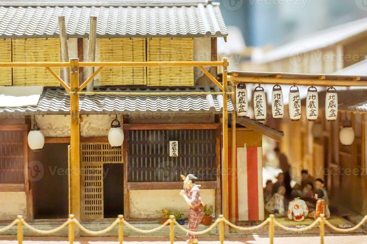 detailopname Japans huis in miniatuur modellen van 1800's oude dorp en een familie zitten en praten in hun huis. tonen in de Osaka museum van geschiedenis. osaka, Japan. foto