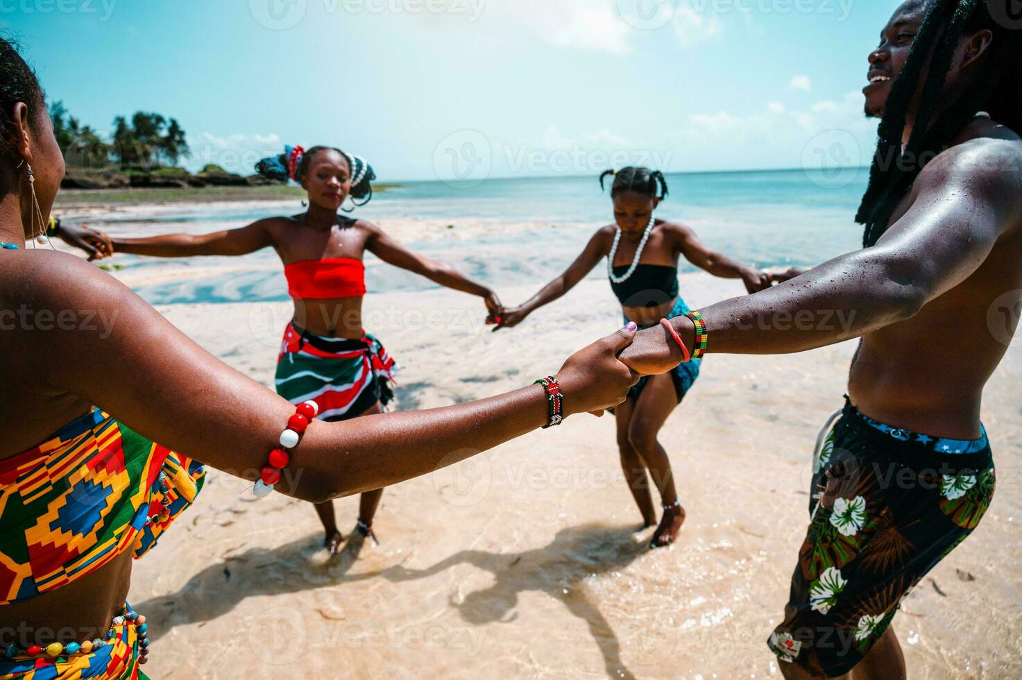 lokaal mensen met typisch keniaans kleren dansen Aan de strand foto