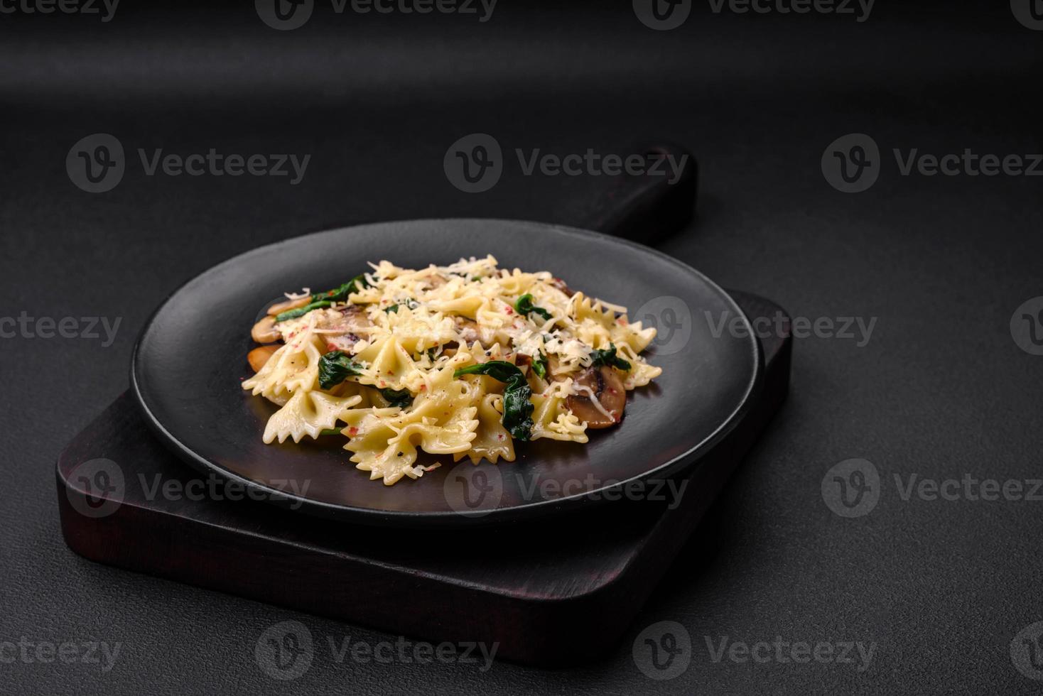 heerlijk farfalle pasta met paddestoelen, kaas en spinazie met specerijen foto