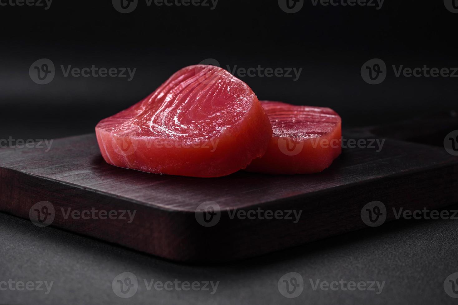 twee vers plakjes van rauw tonijn filet met specerijen en kruiden foto