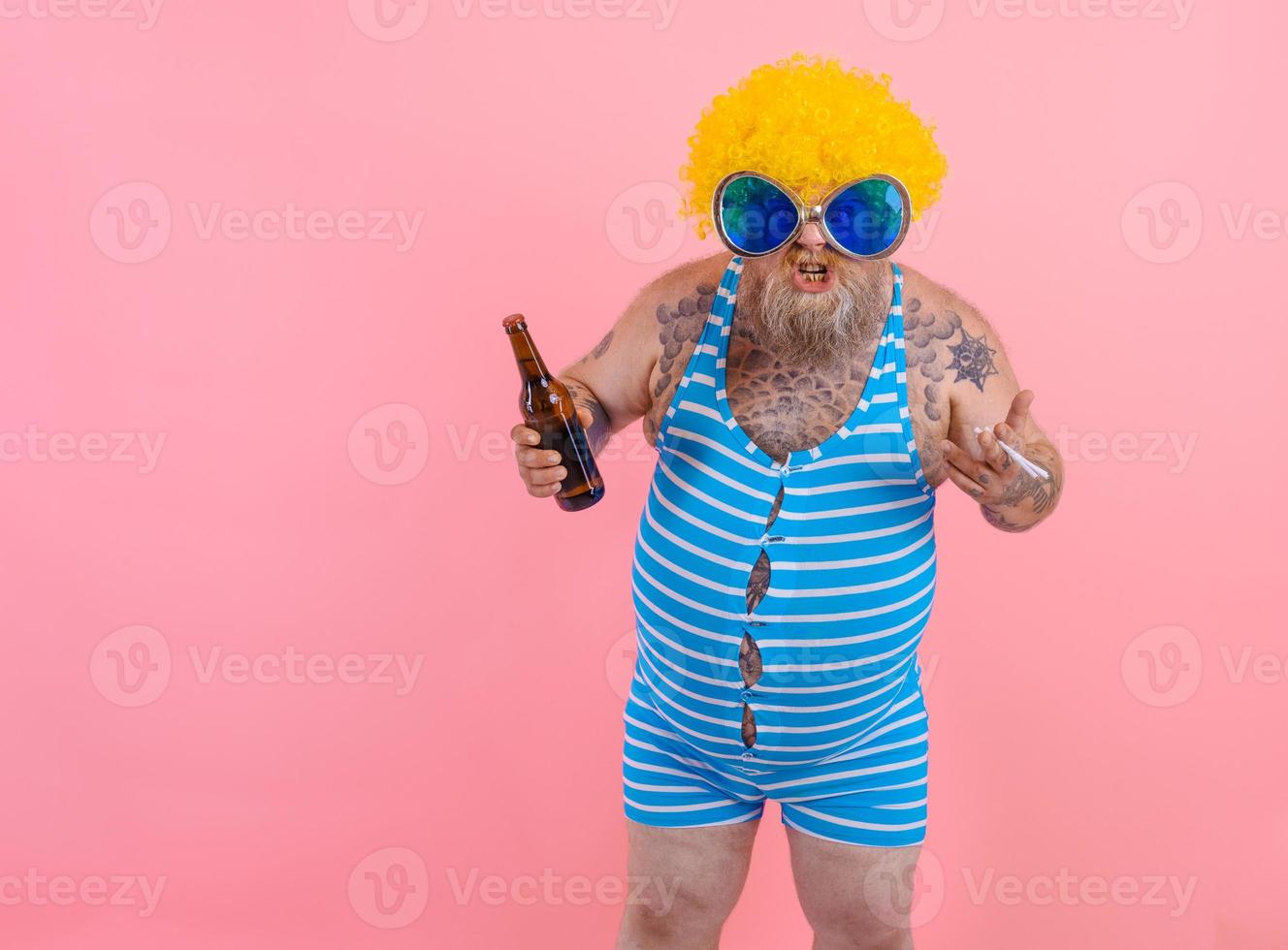 dik Mens met baard en pruik rookt sigaretten en drankjes bier foto