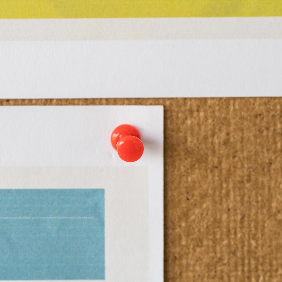 rood pin hechting papier Aan kurk bord in kantoor. foto