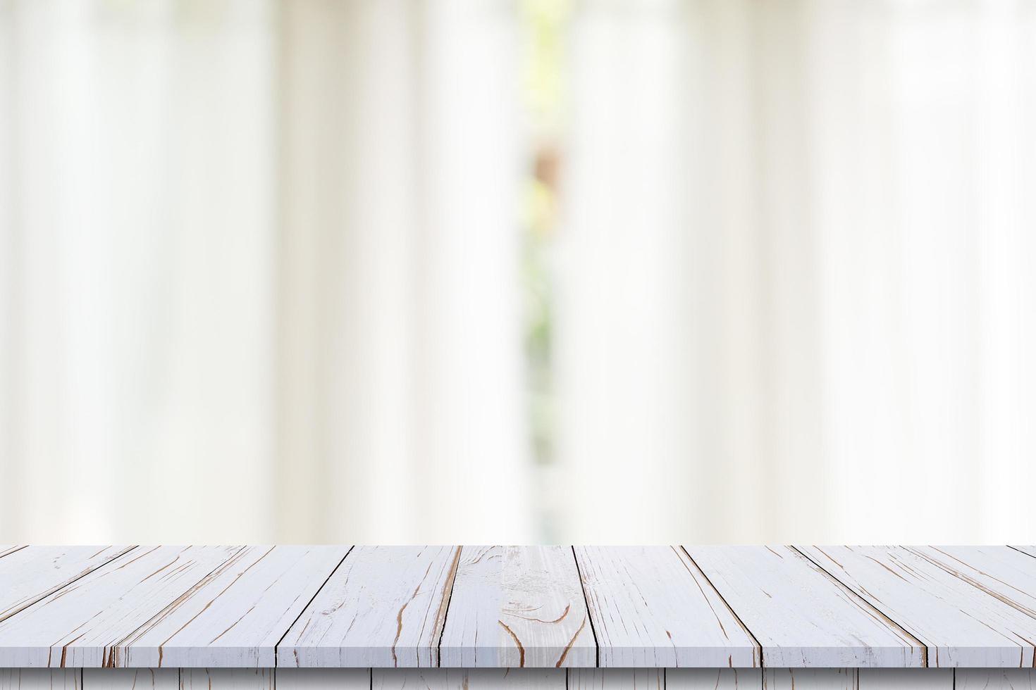 leeg hout tafel top Aan vervagen wit venster achtergrond. voor Product of voedingsmiddelen montage. foto