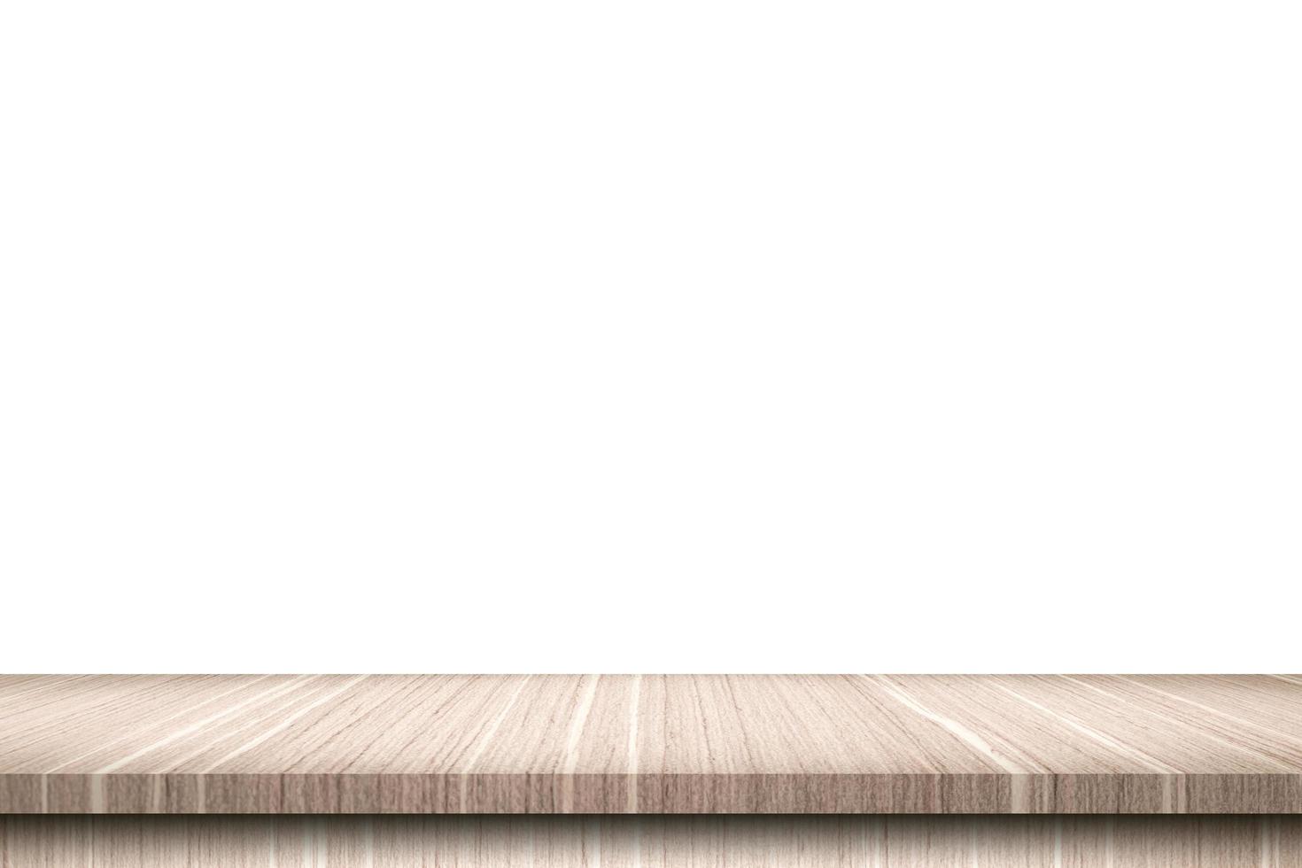 leeg hout tafel Aan isoleren wit achtergrond en Scherm montage met kopiëren ruimte voor Product. foto