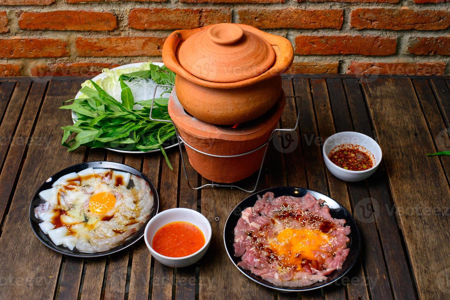 heet pot Thais stijl. heet pot met Doorzichtig soep in de klei Koken pot. foto