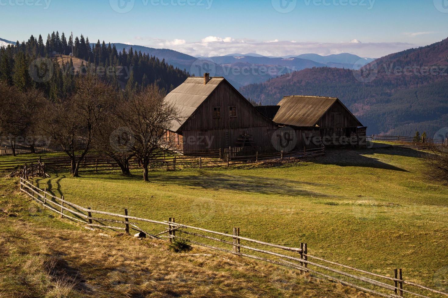 verlaten huis in Karpaten bergen landschap foto