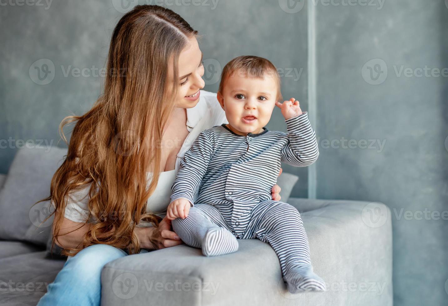 weinig kind glimlachen en gelukkig met mam foto