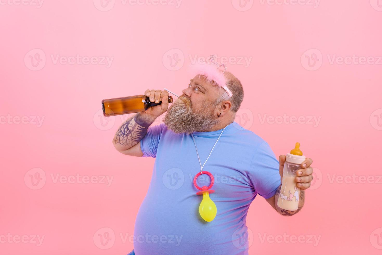 dik Mens handelingen Leuk vinden een baby maar drankjes bier foto