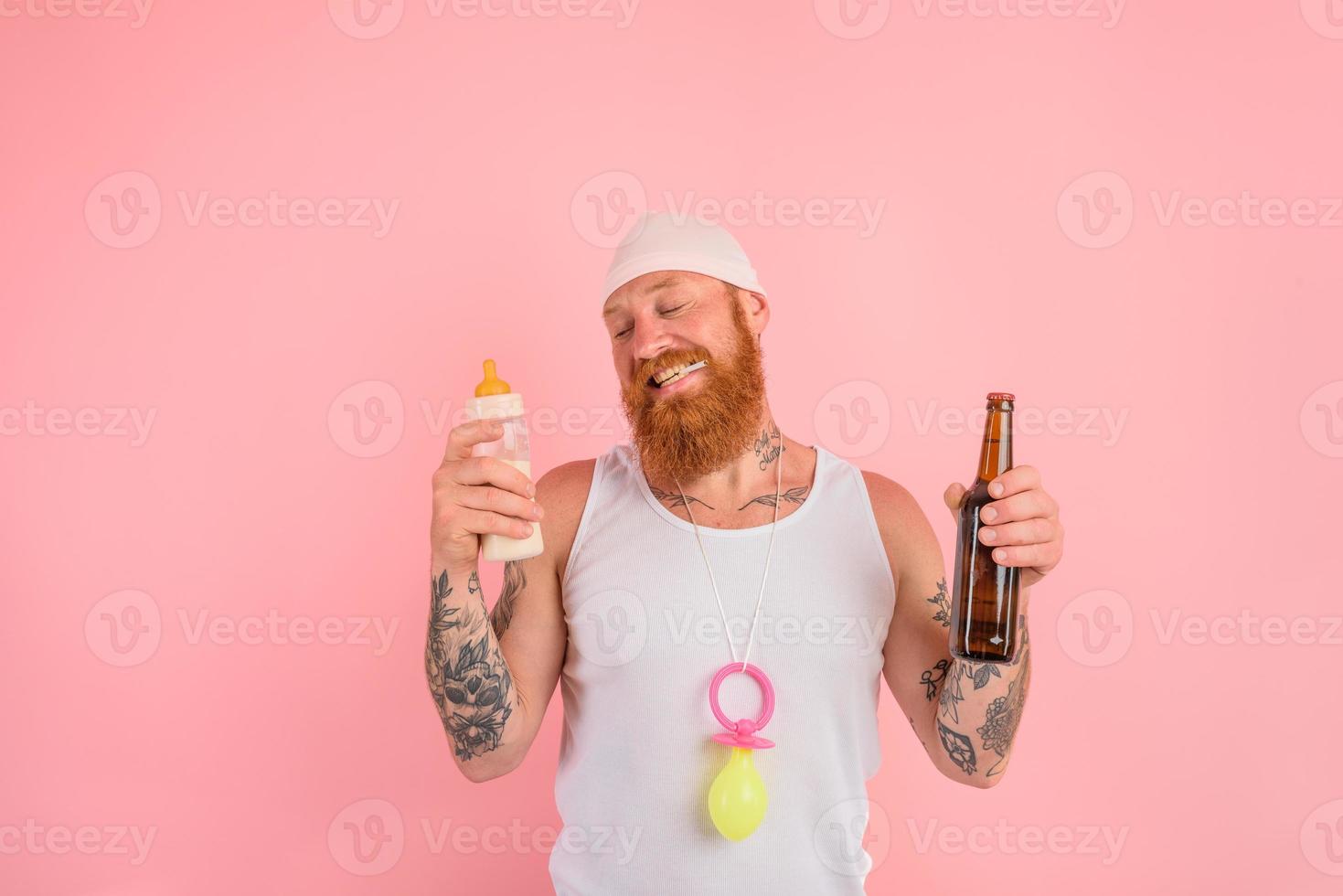 attent Mens met baard en tatoeages handelingen Leuk vinden een pasgeboren maar wil een bier foto