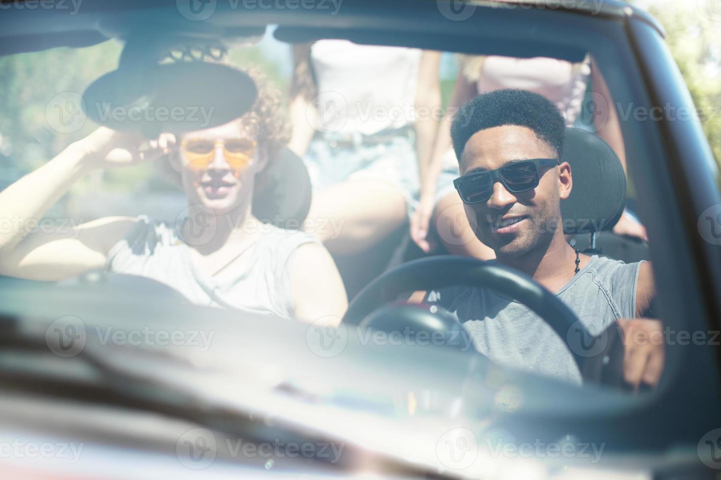 jong vrienden in cabriolet auto klaar naar vakantie foto