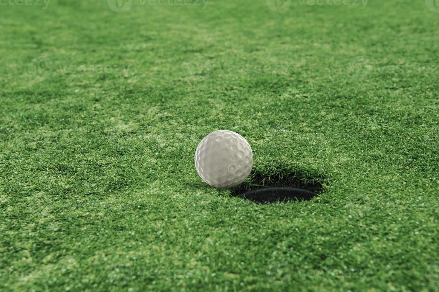 golf bal in de buurt de gat in een gras veld- foto