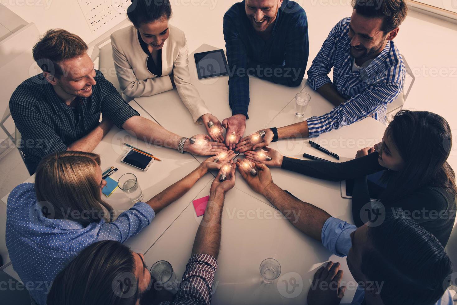 samenspel en brainstorming concept met zakenlieden dat delen een idee met een lamp. concept van opstarten foto