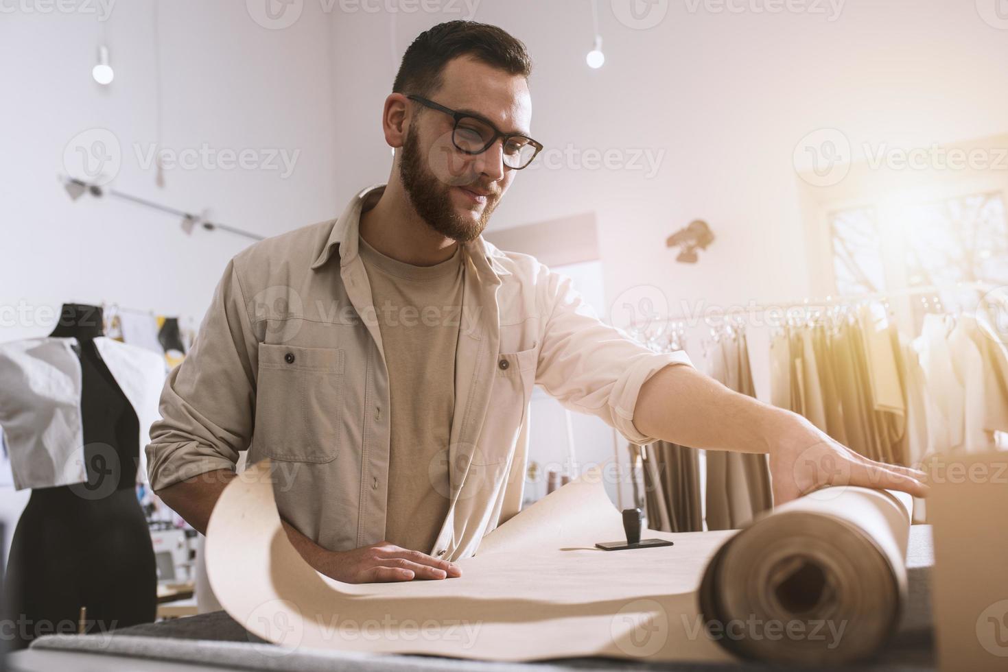 naaister werken naar nieuw kleren besteld door internet cliënt foto