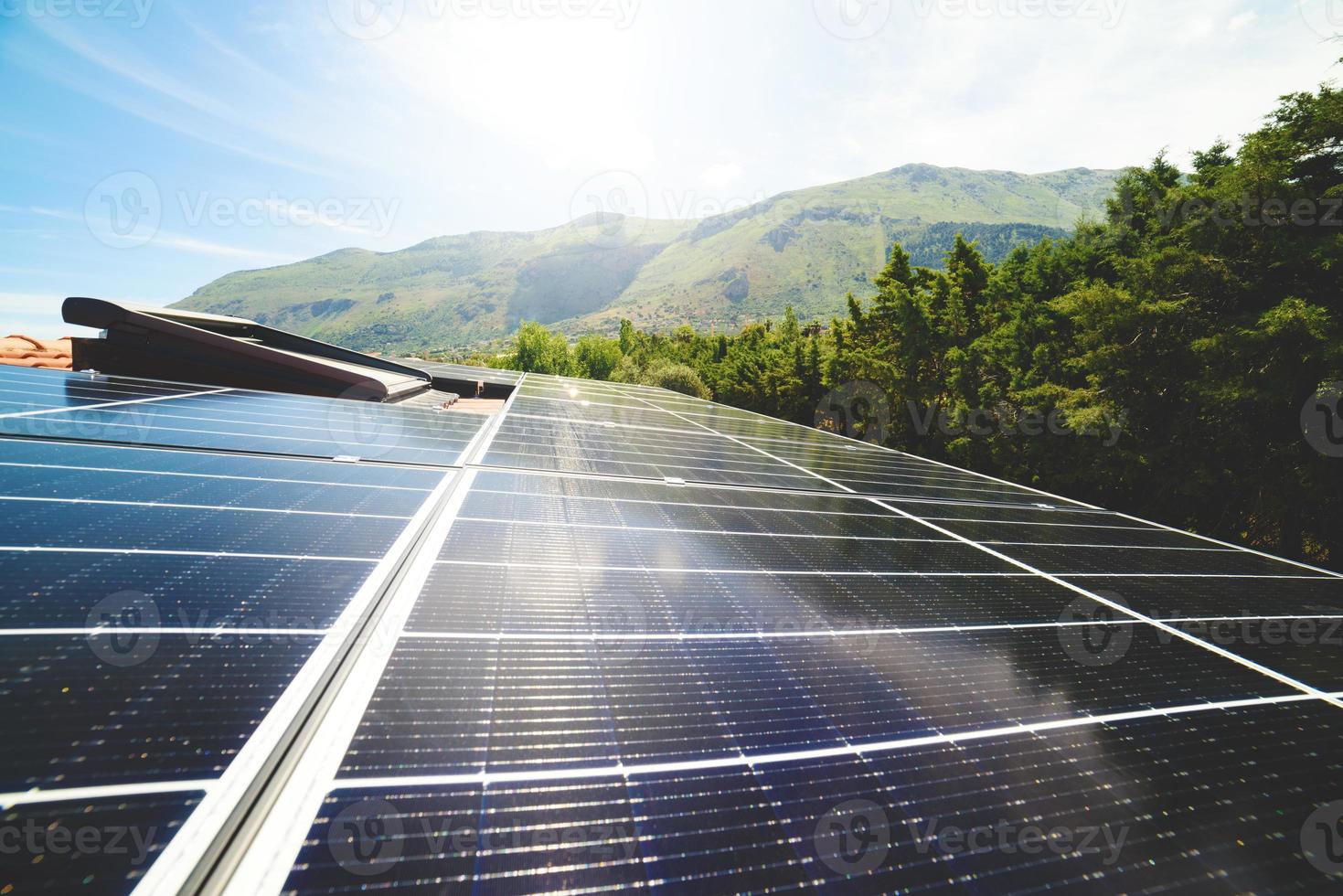 hernieuwbaar energie systeem met zonne- paneel Aan de dak foto