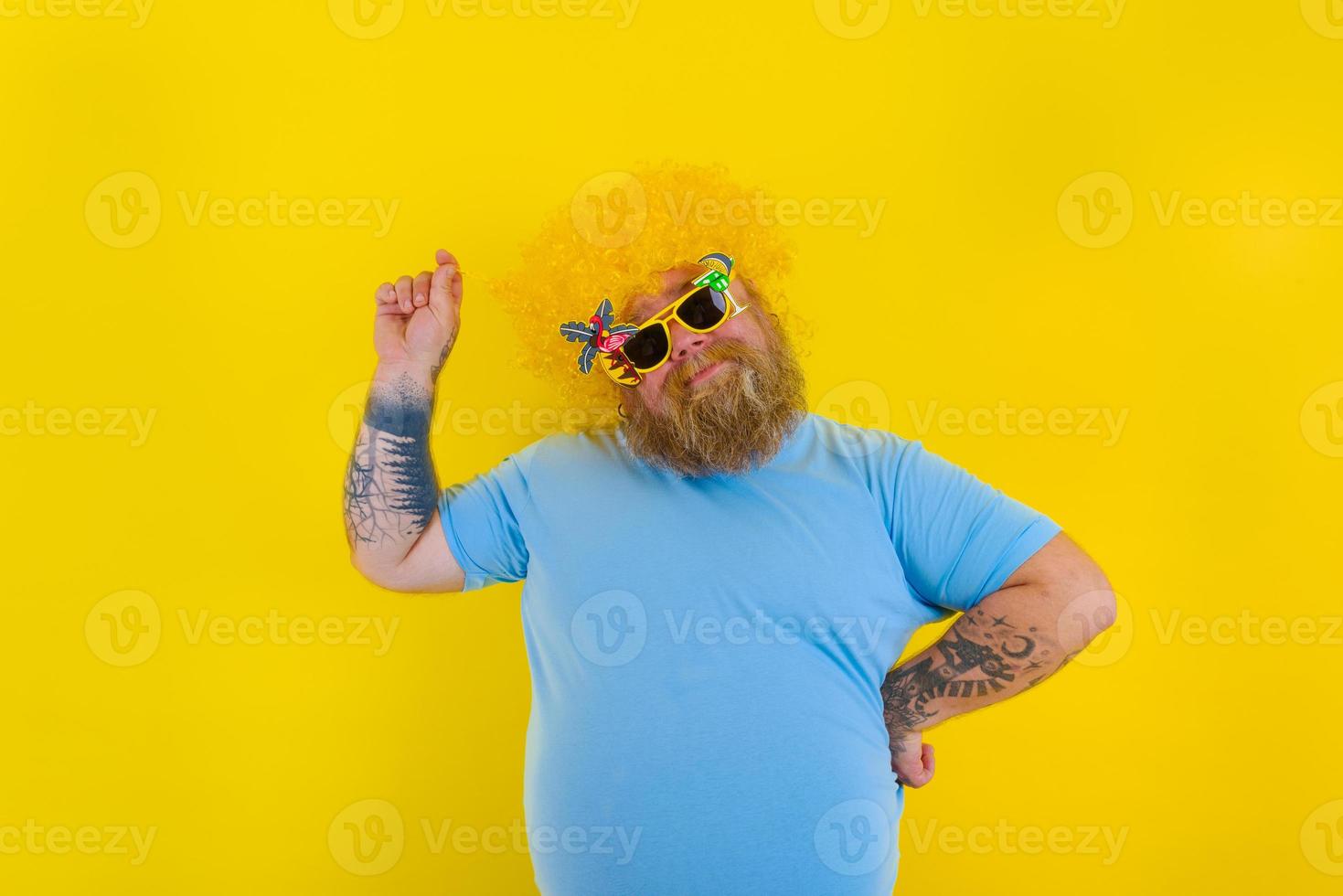 dik attent Mens met pruik in hoofd en zonnebril foto