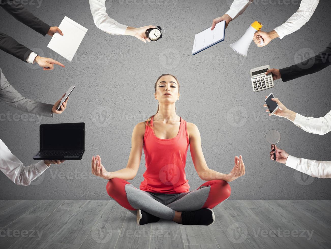 vrouw probeert naar houden kalmte met yoga ten gevolge naar spanning en overwerk Bij wok foto