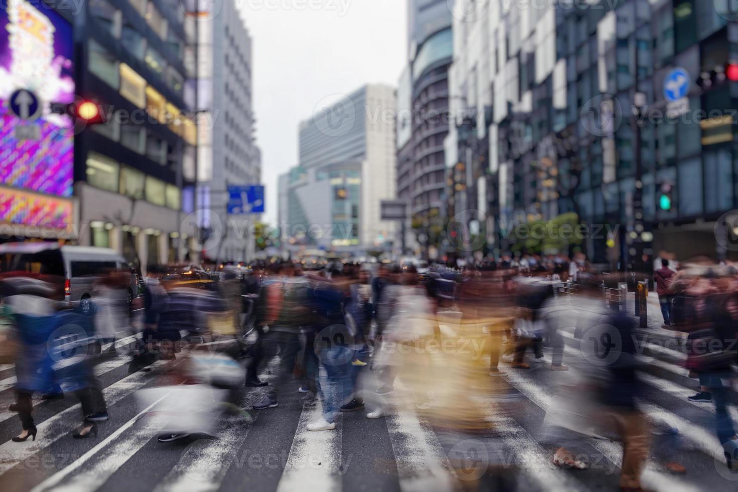 mensen wandelen in voetganger kruispunt in Osaka foto